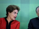 Fotograf&iacute;a de archivo del 2 de marzo de 2016 de la presidenta de Brasil Dilma Rousseff (i) junto al vicepresidente de Brasil, Michel Temer (d) durante un acto en Brasilia (Brasil).