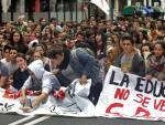 Estudiantes se sientan en la Gran Via de Bilbao donde distintas organizaciones de estudiantes han convocado una jornada de huelga para reclamar la derogaci&oacute;n de la Ley Org&aacute;nica de Mejora de la Calidad Educativa (Lomce) y de la reforma universitaria.