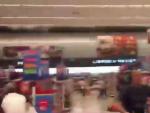 Captura de un v&iacute;deo captado durante el terremoto de Ecuador en el interior de un supermercado.
