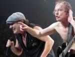 Dos integrantes del grupo AC/DC, durante uno de sus directos.