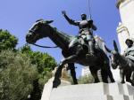 Las esculturas de don Quijote y Sancho en la madrile&ntilde;a Plaza de Espa&ntilde;a, ante la figura de su creador.