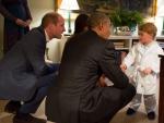 El pr&iacute;ncipe Jorge, hijo de los duques de Cambridge y bisnieto de la reina Isabel, en pijama, bata y zapatillas junto al presidente de Estados Unidos, Barack Obama.