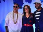 Los reguetoneros puertorrique&ntilde;os Daddy Yankee (i) y Don Omar (d) posan junto a la directora de contenido latino de la revista Billboard, Leila Cobo.