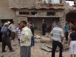Varios iraqu&iacute;es tras un ataque bomba producido en Kirkuk, en una foto de archivo.