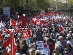 Miles de personas participan en la manifestaci&oacute;n de Madrid del 1 de mayo, convocada por CC OO y UGT.