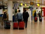 Primeros pasajeros que llegan a la terminal de salidas del Aeropuerto Internacional de Bruselas, que se ha reabierto parcialmente tras los atentados.
