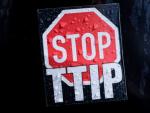 Detalle de una pegatina donde puede leerse 'Stop TTIP' durante una manifestaci&oacute;n contra este pol&eacute;mico tratado comercial entre EE UU y la UE.