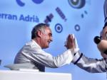 El chef Ferran Adri&agrave; choca la mano con Mickey, aliado en su &uacute;ltimo proyecto.