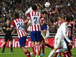 Sergio Ramos remata de cabeza el bal&oacute;n que le dar&iacute;a al Real Madrid el 1-1 justo antes de terminar el segundo tiempo de la final de la Champions League.