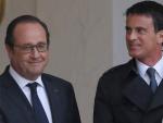 El presidente franc&eacute;s, Fran&ccedil;ois Hollande (i), estrecha la mano de su primer ministro, Manuel Valls (d), tras una reuni&oacute;n extraordinaria celebrada en el palacio del El&iacute;seo de Par&iacute;s (Francia).