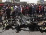 Restos del coche bomba que ha explotado en Bagdad.