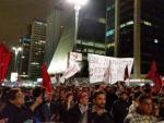 Cientos de personas toman la Avenida Paulista y frente a la patronal de Sao Paulo el 12 de mayo de 2016, el d&iacute;a que el Senado de Brasil suspendi&oacute; el mandato de la hasta entonces presidenta Dilma Rousseff.