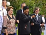 Nicolas Maduro estrecha su mano con el exvicepresidente argentino Amado Boudou en presencia de Evo Morales, Dilma Rousseff y Rafael Correa en una reuni&oacute;n de Unasur en 2013.
