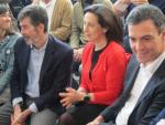 El secretario general del PSOE, Pedro S&aacute;nchez, sentado entre Margarita Robles y &Aacute;ngel Gabilondo, dos de las personas que pasan a formar parte de su equipo para un &quot;gobierno de cambio&quot;.