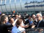 El primer ministro egipcio Sherif Fathi habla a la prensa en el aeropuerto de El Cairo.
