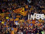 Banderas 'esteladas' y gritos de independencia en el Camp Nou.