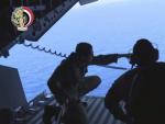 Captura de una emisi&oacute;n de televisi&oacute;n facilitada por el Ministerio de Defensa egipcio que muestra a soldados de la Marina egipcia mientras participan en las labores de b&uacute;squeda del vuelo MS804 de la aerol&iacute;nea EgyptAir en el mar, al norte de Alejandr&iacute;a (Egipto).