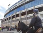 Agentes de la Polic&iacute;a nacional a caballo, ante el estadio Vicente Calder&oacute;n de Madrid.
