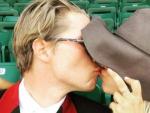 Kaley Cuoco y su nuevo novio, Karl Kook, en la foto que confirma su relaci&oacute;n con un beso.