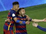 El jugador del FC Barcelona Jordi Alba es felicitado por Neymar y Leo Messi tras marcar el 1-0 para su equipo en la pr&oacute;rroga de la final de la Copa del Rey.