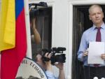 Julian Assange, en una imagen del 19 de agosto de 2012, ofreciendo declaraciones desde el balc&oacute;n de la embajada de Ecuador en Londres (Reino Unido).