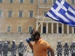 Un manifestante corre ante el Parlamento griego.