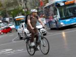 <p>Un hombre se desplaza en bicicleta por un carril-bici en el centro de Madrid.</p>