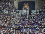Aficionados del Real Madrid animan al equipo antes de la final Champions en el estadio San Siro de Mil&aacute;n.