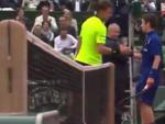 Stanislas Wawrinka saluda al recogepelotas con el que calent&oacute; durante su partido de Roland Garros.
