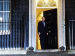 El primer ministro brit&aacute;nico, David Cameron, saliendo del n&uacute;mero 10 de Downing Street, su residencia oficial.