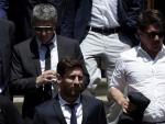El jugador del FC Barcelona Lionel Messi (c), junto a su padre, Jorge Horacio Messi (detr&aacute;s), y su hermano Rodrigo Messi, sale de la Audiencia de Barcelona.