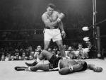 Muhammad Ali, entonces Cassius Clay, tumba a Sonny Liston en una de sus im&aacute;genes m&aacute;s ic&oacute;nicas sobre un ring.
