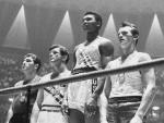 Muhammad Ali, en lo m&aacute;s alto del podio en los Juegos Ol&iacute;mpicos de 1960, donde gan&oacute; el oro para Estados Unidos.