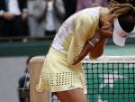 Garbi&ntilde;e Muguruza se emociona tras lograr el punto definitivo que le daba la victoria ante Serena Williams en la final de Roland Garros.