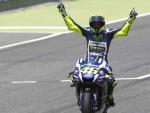 El italiano Valentino Rossi (Movistar Yahama), celebra su victoria la carrera de MotoGP del Gran Premio de Catalunya.