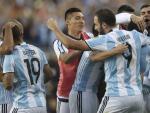 Los jugadores argentinos celebran tras anotar el segundo gol ante Chile.