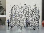 El artista chino Ai Wei Wei ensambla 64 bicicletas en una espiral que parece girar sobre s&iacute; misma