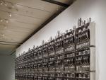 Un muro de utensilios de cocina de acero inoxidable firmado por el artista indio Subodh Gupta