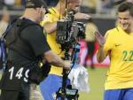 El jugador de la selecci&oacute;n de Brasil, Philippe Coutinho (d) es felicitado en el partido ante Haiti.
