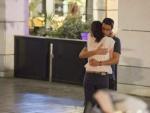 Una pareja se abraza cerca a la escena de un tiroteo en el complejo de Sarona en Tel Aviv (Israel).