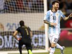 Lionel Messi (d) de Argentina celebra un gol ante Panam&aacute; durante un partido del grupo D de la Copa Am&eacute;rica Centenario 2016 en el Soldier Stadium de Chicago.