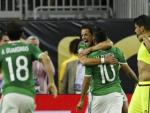 Los jugadores mexicanos Jes&uacute;s Manuel Corona (2-d) y Javier Hern&aacute;ndez (c) celebran despu&eacute;s de anotar un gol.