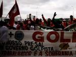 Petroleros de la estatal brasile&ntilde;a Petrobras protestan el 14 de junio de 2016 contra el ministro de exteriores Jose Serra.