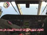 Captura de una emisi&oacute;n de televisi&oacute;n facilitada por el Ministerio de Defensa egipcio que muestra las labores de b&uacute;squeda del vuelo MS804 de la aerol&iacute;nea EgyptAir en el mar, al norte de Alejandr&iacute;a (Egipto).