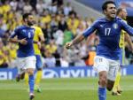 El delantero &Eacute;der celebra el gol de Italia en su partido ante Suecia en Toulouse.