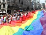 Una bandera LGBT gigante vista en una marcha del Orgullo Gay.