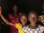 Una mujer y sus hijas en Cambadju (Guinea Bisau), primer pueblo del pa&iacute;s que ha renunciado a practicar la ablaci&oacute;n genital.