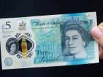 El nuevo billete de cinco libras esterlinas, el primero fabricado con pl&aacute;stico.