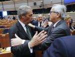 El presidente de la Comisi&oacute;n Europea, Jean-Claude Juncker (d), saluda al l&iacute;der del Partido de la Independencia de Reino Unido (UKIP), Nigel Farage (i), al inicio de una sesi&oacute;n plenaria extraordinaria del Parlamento Europeo.