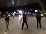 Polic&iacute;as aseguran el &aacute;rea donde se ha perpetrado un atentado en el mayor aeropuerto de Estambul.